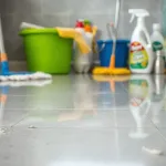 Czym myć podłogę po remoncie? Sprawdzone metody i porady