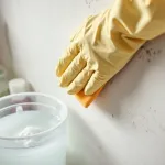Czym umyć ściany? Sprawdzone metody czyszczenia i przygotowania